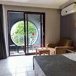 Ośrodek wypoczynkowy Kaila Krizantem 4*